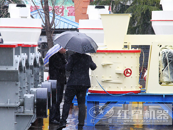 客户冒雨到厂参观复合破碎机